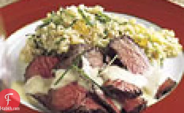 لحم بقري مشوي مع صلصة الثوم المحمص والكراث والطماطم والكينوا