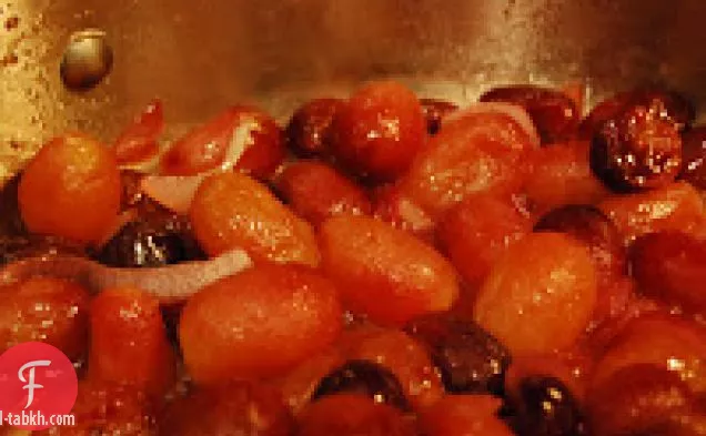 سجق مشوي مع العنب والبصل