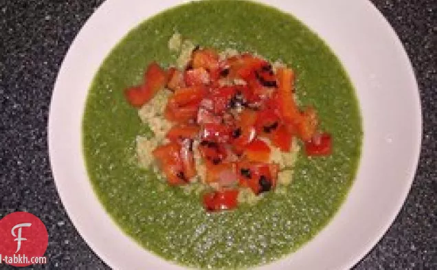 حساء هريس الأشياء الخضراء مع الكينوا والفلفل المذاق