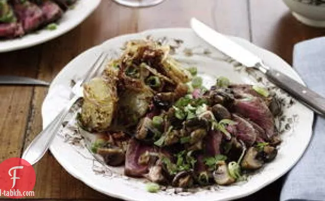 شرائح اللحم والفطر والبصل الأخضر مع بطاطس ديجون الدافئة