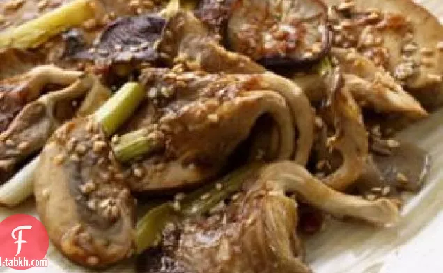 فطر مشوي بالسمسم والبصل الأخضر
