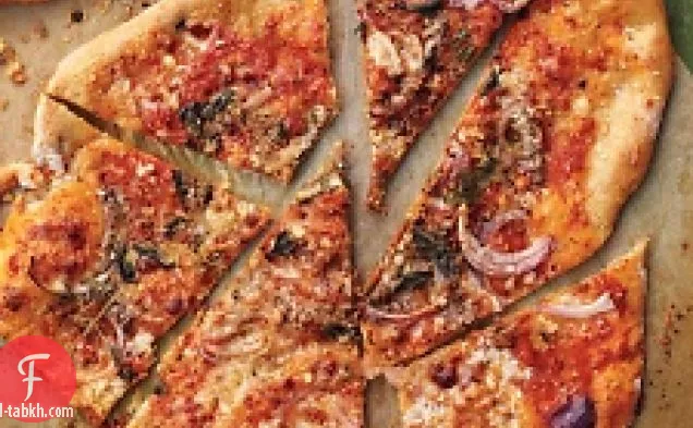 بيتزا مع الأنشوجة والبصل الأحمر والأوريغانو