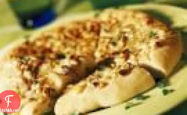 فوكاتشيا مع جورجونزولا والصنوبر والبصل الأخضر