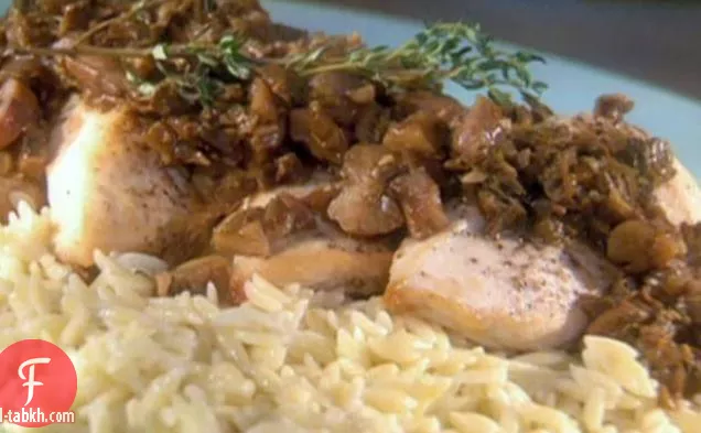 دجاج مشوي مع صلصة بورسيني-كستناء مع السبانخ المطهوة على البخار والأرزو
