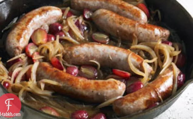نقانق مقلية مع العنب والبصل البلسمي المزجج