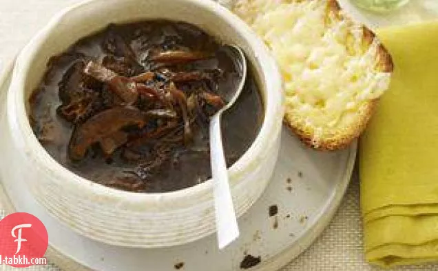 حساء البصل الفرنسي والفطر البري