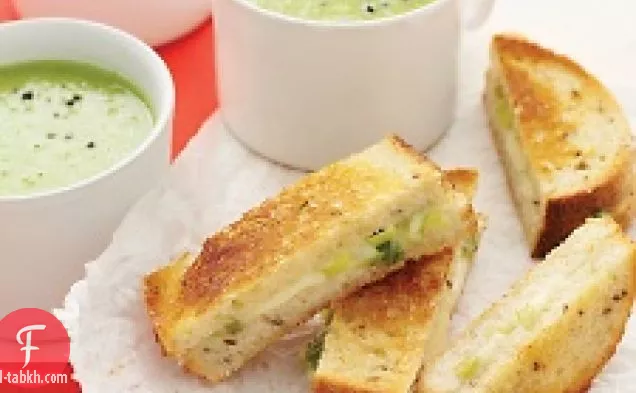 حساء البازلاء الخضراء مع بانيني شيدر البصل الأخضر