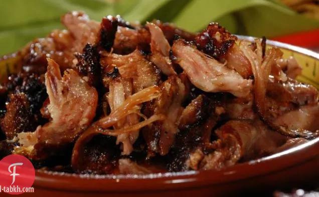 كتف لحم الخنزير المدخن البطيء مع سلو ملفوف نابا وكيسو فريسكو