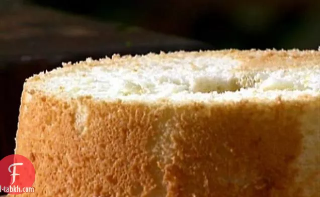 كعكة Angel Food مع كومبوت الفاكهة الاستوائية