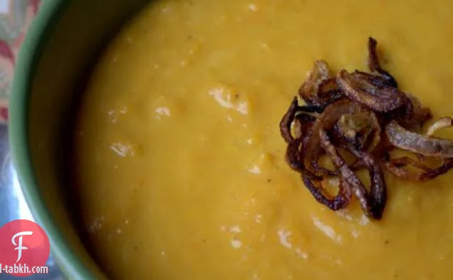 شوربة الجزر والتفاح بالكاري مع الكراث المقلي