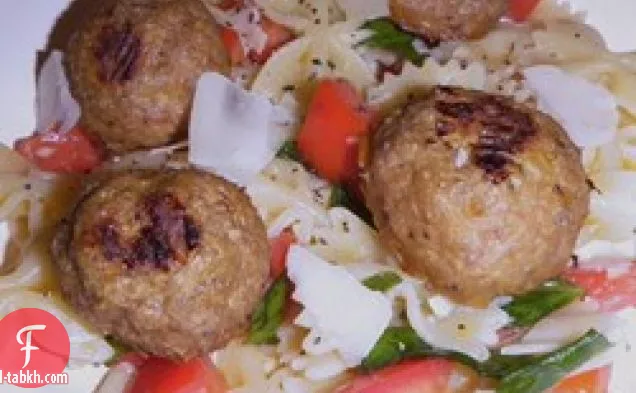 معكرونة سهلة بزيت الزيتون والطماطم والريحان