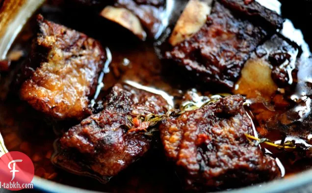 ضلوع قصيرة مطهو ببطء