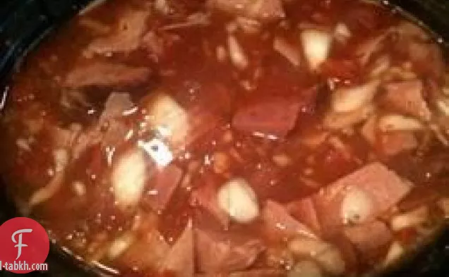شوربة الفاصوليا البحرية في طنجرة الطهي البطيء