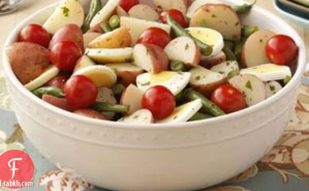 سلطة البطاطس الطازجة من الحديقة