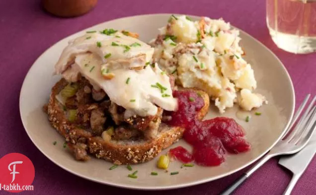 يا له من وجه! ساندويشات الديك الرومي الساخنة المفتوحة مع حشوة النقانق والمرق، والبطاطس المهروسة مع لحم الخنزير المقدد، وصلصة التفاح والتوت البري الدافئة