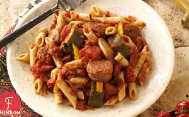 صلصة مارينارا الإيطالية مع المعكرونة بالنقانق