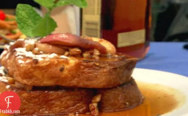 خبز فرنسي محمص بالخوخ الأبيض والبوربون مع شراب القيقب بالخوخ الأبيض والجوز البقان