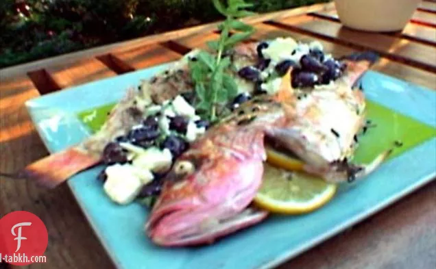 سمك النهاش الأحمر المشوي بالكامل مع ملح البحر ومزيج الأوريجانو الطازج وصلصة الزيتون الأسود وجبن الفيتا