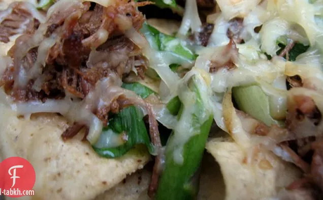 ناتشوز الربيع مع سلالم ، الهليون ، الشيدر المدخن ، لحم الخنزير المشوي