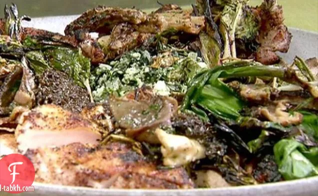 صدر دجاج مشوي مع خضروات علف ، بيستو نبات القراص ، وخبز مسطح مزرعة شجرة البرق المشوية