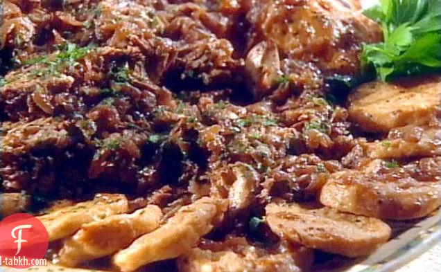 صدر بقري مطهو في النبيذ الأحمر مع صلصة الفجل الحار وأقراص العمة رفقة الطائرة