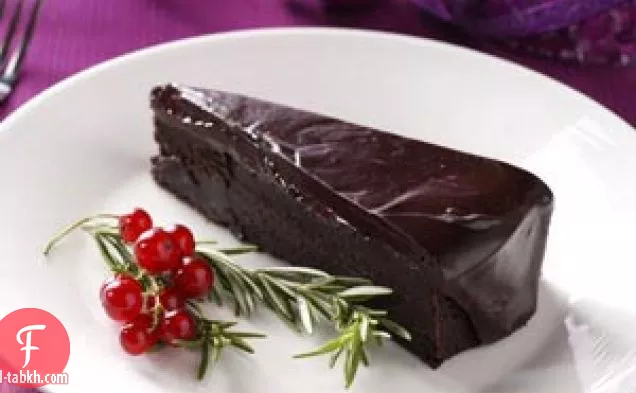 كعكة الشوكولاتة بدون دقيق مع غاناش الروزماري