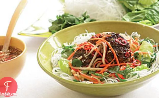 سلطة المعكرونة الفيتنامية مع فطائر لحم الخنزير (بn إن تشا)