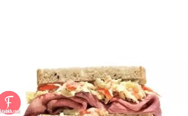 لحم البقر المشوي والفجل سلطة الكرنب ساندويتش