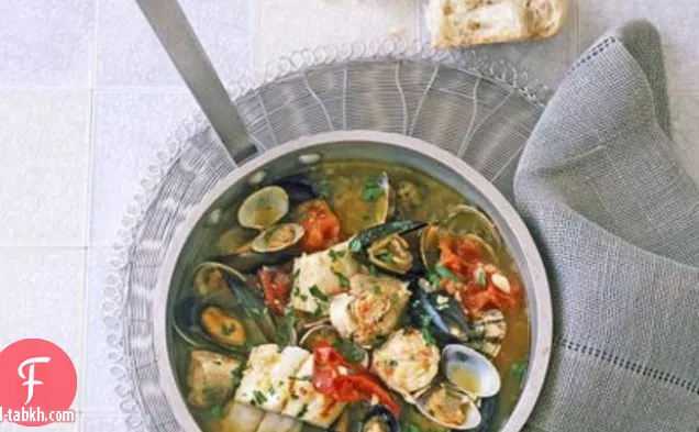 الحساء المأكولات البحرية مع الزعفران