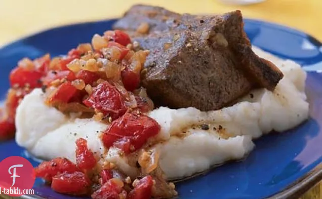 أضلاعه قصيرة مطهو ببطء البلسم مع البطاطا المهروسة الفجل