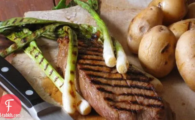 شريحة لحم متبلة مع البصل الأخضر المشوي والفيتا