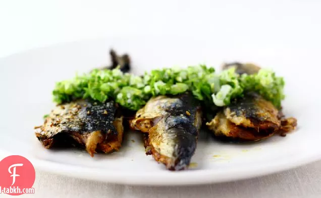 السردين المحمص مع الثوم الأخضر غريمولاتا