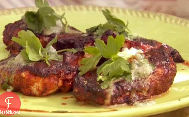 صدور دجاج مشوية على طريقة الجاموس مع صلصة الجبن الأزرق وسلطة الجيكاما والبطيخ