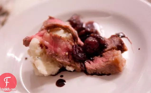 شريحة لحم ضلع العين مع صلصة العنب والنبيذ الأحمر المحمص والجزر الأبيض والبطاطا الكريمية