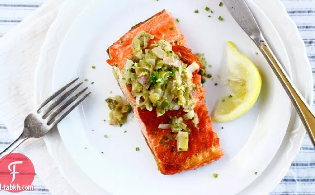 سمك السلمون المحمر مع الكراث + نكهة البصل الأخضر