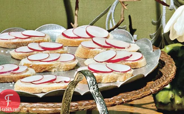 زبدة مفتوحة الوجه وسندويشات الفجل