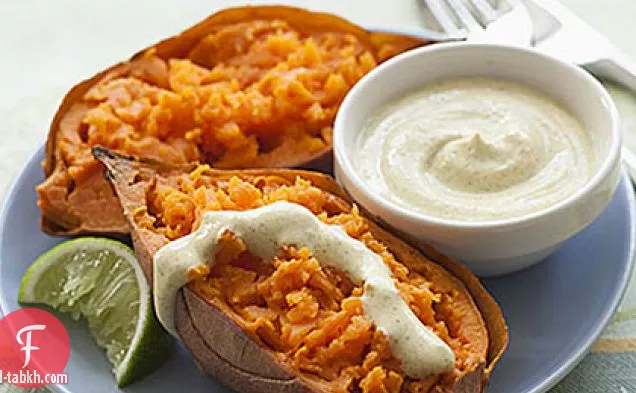 البطاطا الحلوة المخبوزة مع صلصة الزبادي بالكاري