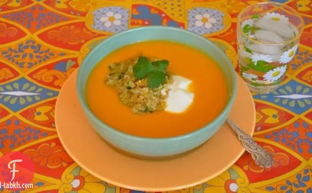 شوربة البطاطا الحلوة الحريرية مع الكينوا المقرمشة