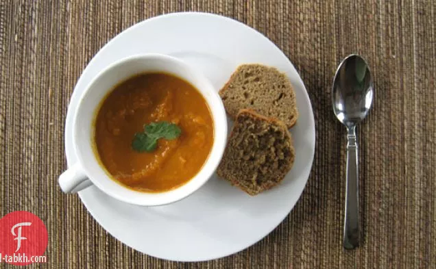 شوربة البطاطا الحلوة والجزر بالكاري