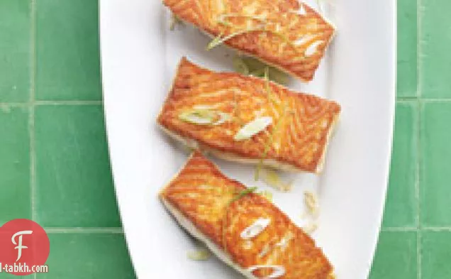 سمك السلمون محروق مع الفجل والبصل الأخضر