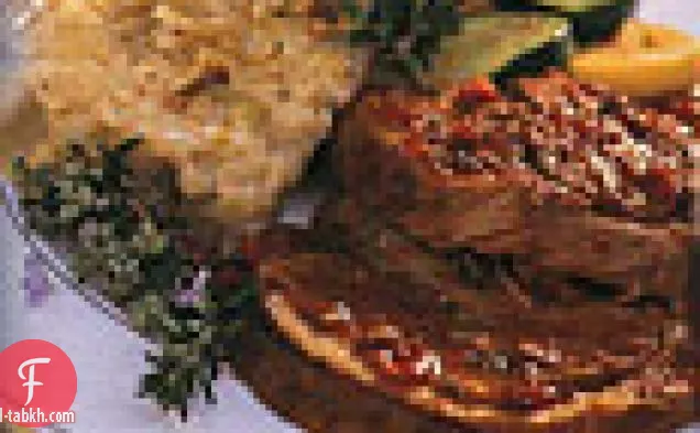 كتف لحم العجل مع فطر بورسيني والثوم وإكليل الجبل