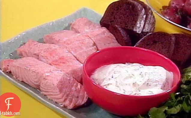 العشاء البسيط المفضل لصديقي الإنجليزي ماجي: سمك السلمون المسلوق مع صلصة ديجون الشبت والخيار والخبز الداكن والبطاطس الجديدة بالنعناع