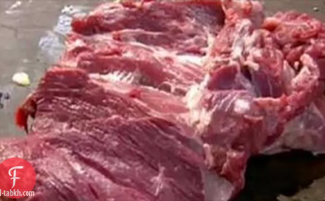 ساق لحم الضأن المشوي مع الخرشوف والشمر والبطاطس الحمراء