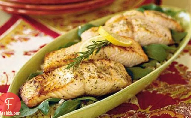 سمك السلمون المشوي مع الليمون وزيت الزيتون