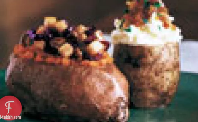 بطاطا حلوة مخبوزة محشوة بالتوت البري والكمثرى والبقان