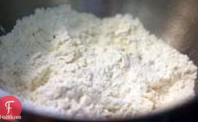 بسكويت اللبن مع جبن الماعز والثوم المعمر
