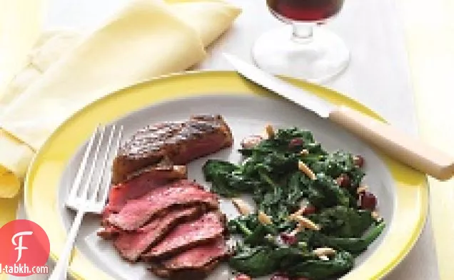 ستيك محمر مع السبانخ والعنب واللوز