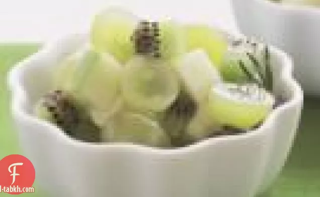سلطة فاكهة الكيوي والتفاح والعنب مع شراب إكليل الجبل