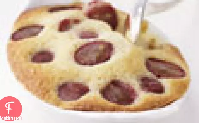 كعك اللوز الدافئ مع العنب