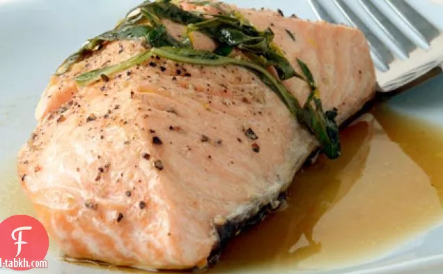 سمك السلمون المشوي مع الثوم والليمون والريحان